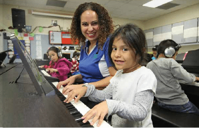 Principal Herrador in piano lab with students