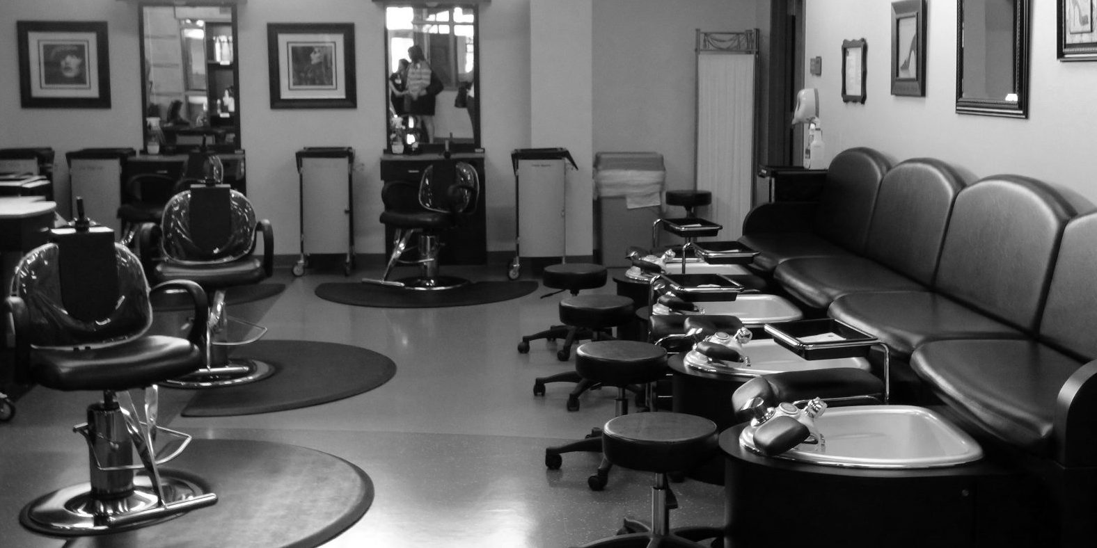 picture of an empty hair salon