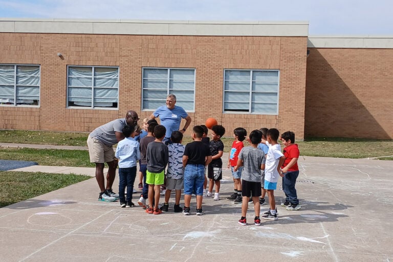 20241011_115117 Los padres se unen al recreo en la Academia Mundial de Idiomas Wimbish - Wimbish dads