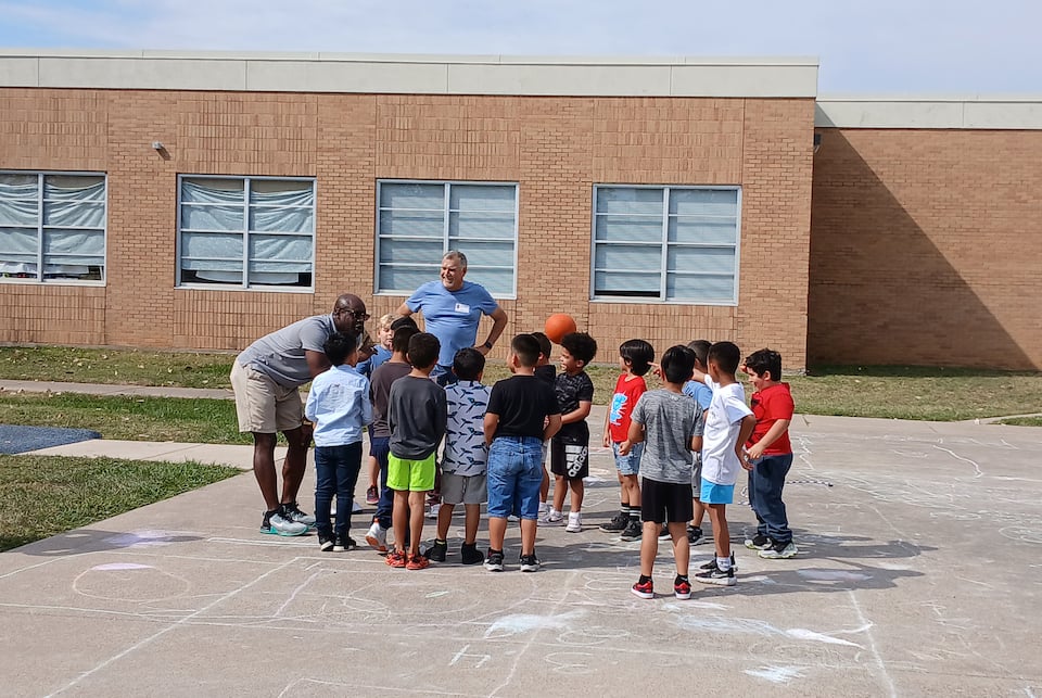 Los padres se unen al recreo en la Academia Mundial de Idiomas Wimbish - Wimbish dads