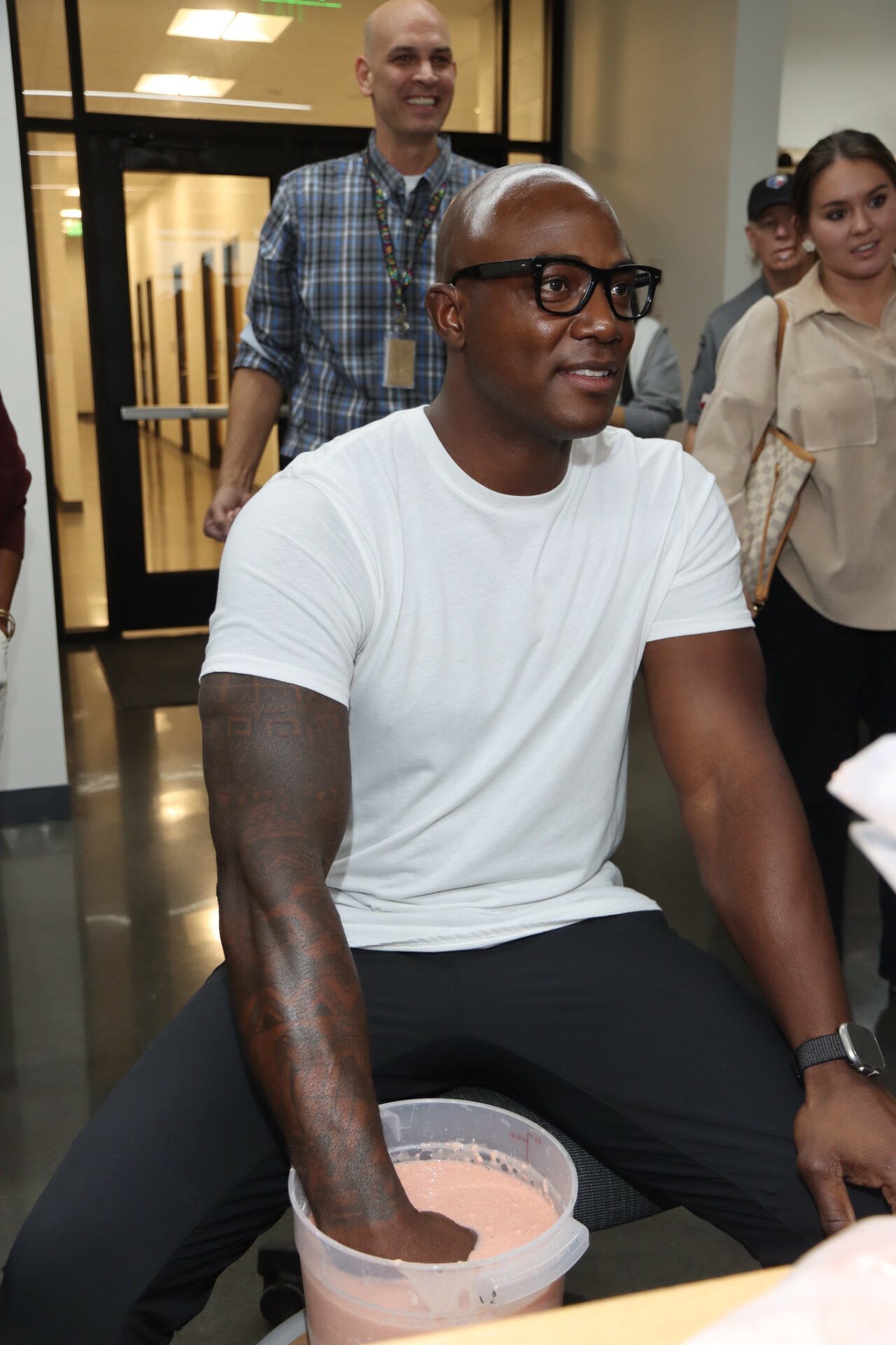 DeMarcus Ware surprises art class with Cowboys tickets