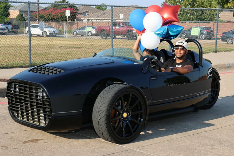 Remynse Elementary car parade - Vanderhall autocycle