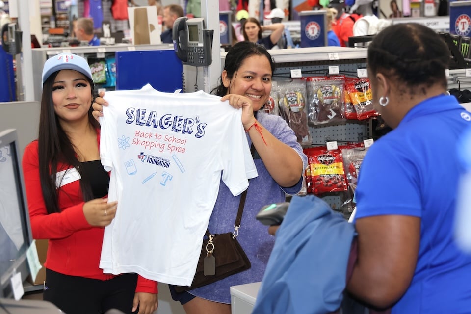 Corey Seager donates shopping spree at Academy to 30 students