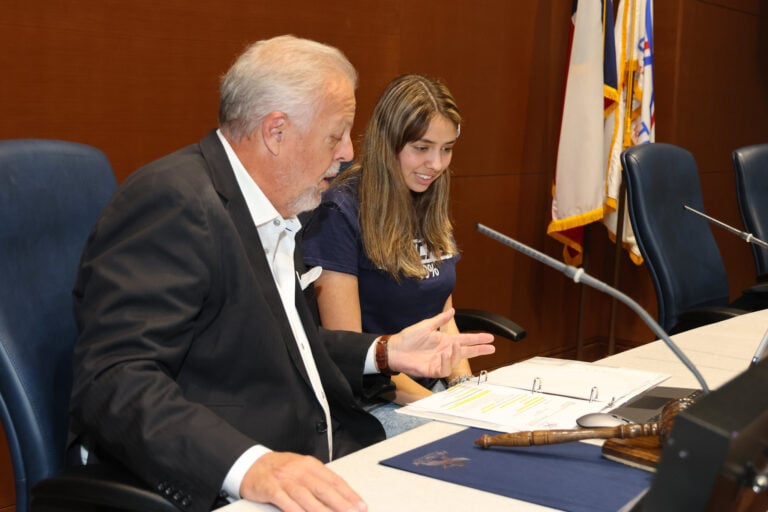 Arlington ISD ninth grader named Arlington mayor of the day