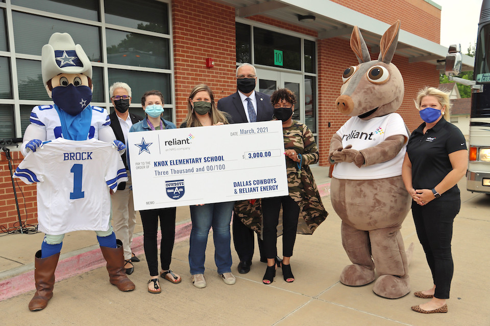 Knox Elementary teacher Elizabeth Brock honored by Dallas Cowboys as a Class Act Teacher of the Month