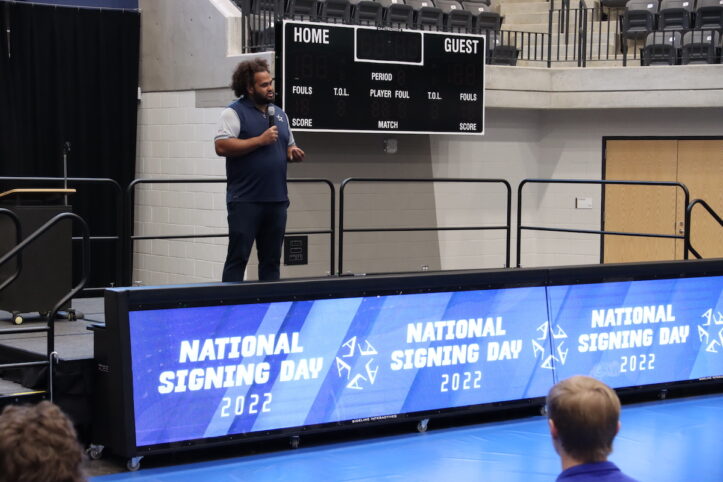 Joe Looney speaks to students at National Signing Say 2022