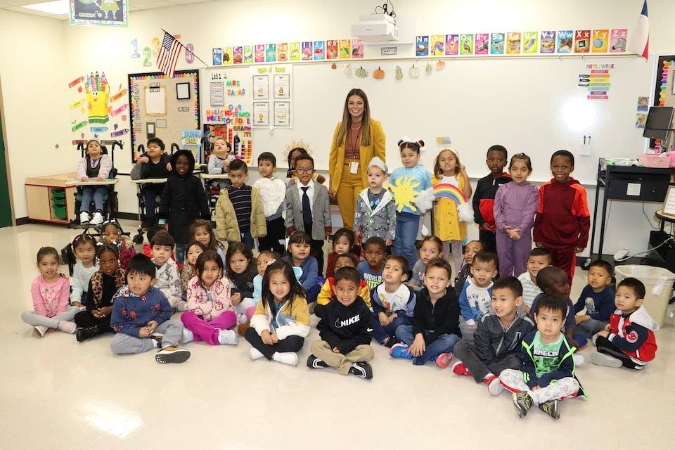 WFAA meteorologist Mariel Ruiz visits Beckham Elementary pre-K