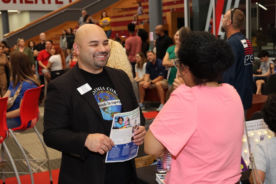 Explore Arlington ISD ayuda a las familias a comprender los programas