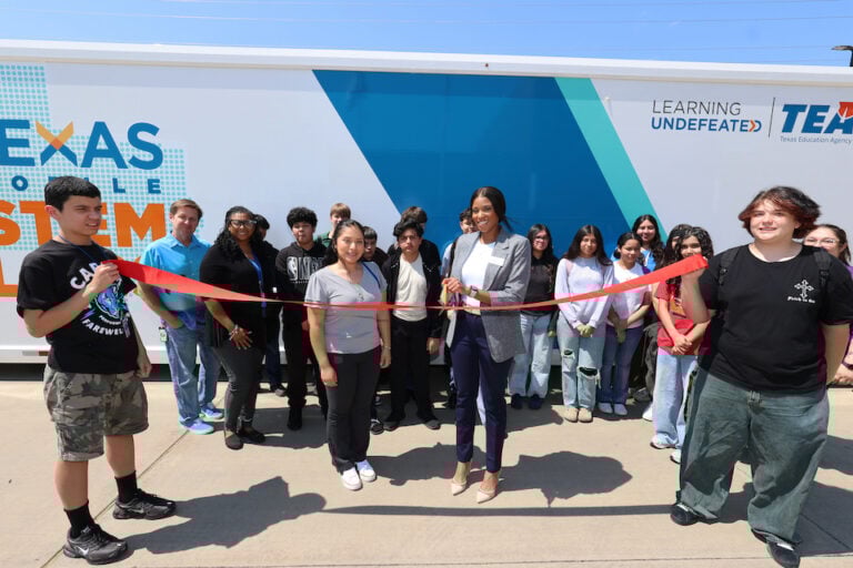 R7_51105 Texas Mobile STEM Lab brings hands-on learning to Arlington ISD