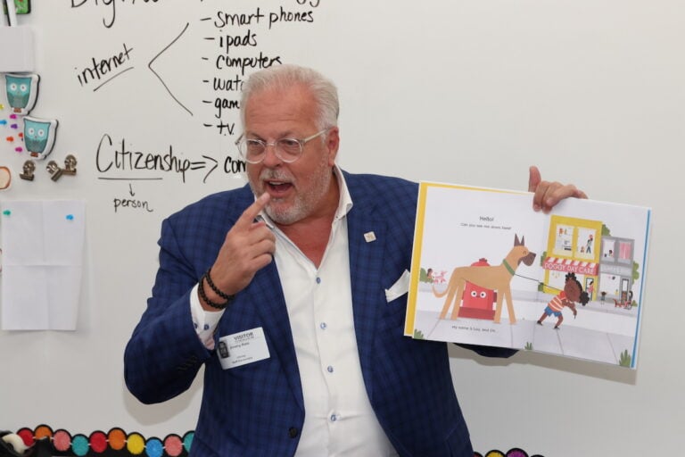 Mayor Jim Ross reads to Duff Elementary second graders