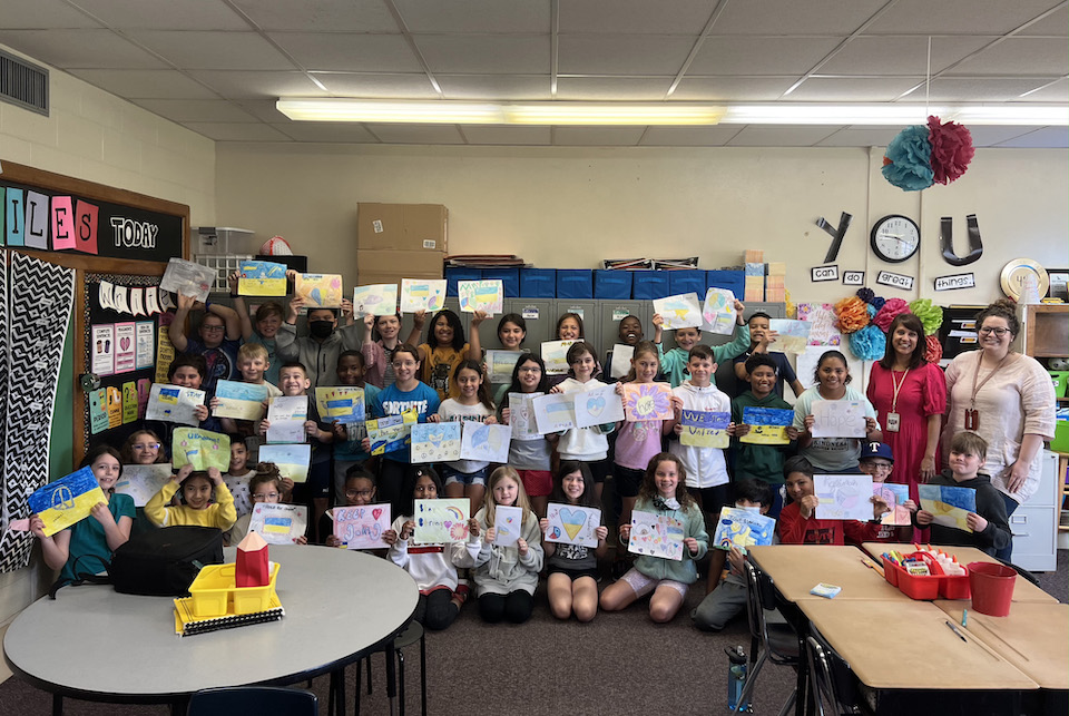 Students make art for Ukrainian refugees