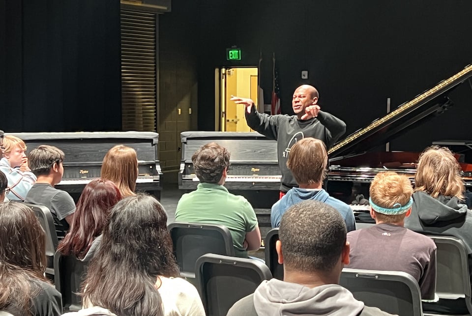 Jones - Arlington Jones visits students at the CVPA